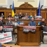 У Раді нардепи «ЄС» заблокували трибуну на фоні санкцій проти Порошенка (фото)