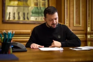 Продовження воєнного стану і мобілізації. Зеленський підписав закони