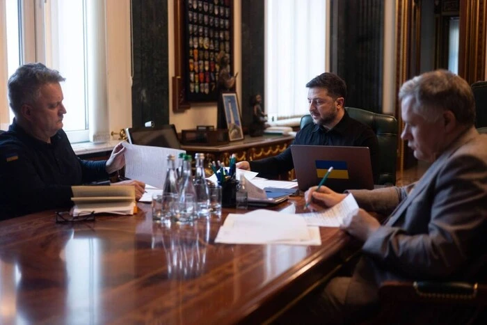 Зеленський поговорив з президентом Румунії після атаки російського дрона