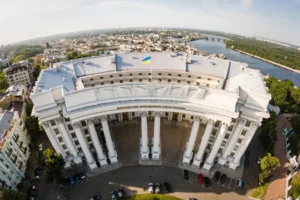 Уперше з часів Другої світової війни: через нічний обстріл Києва пошкоджено історичну будівлю МЗС