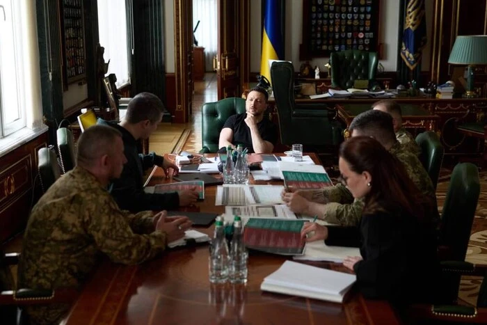 Демобілізація, виплати та нові контракти. Президент заявив про початок армійської реформи